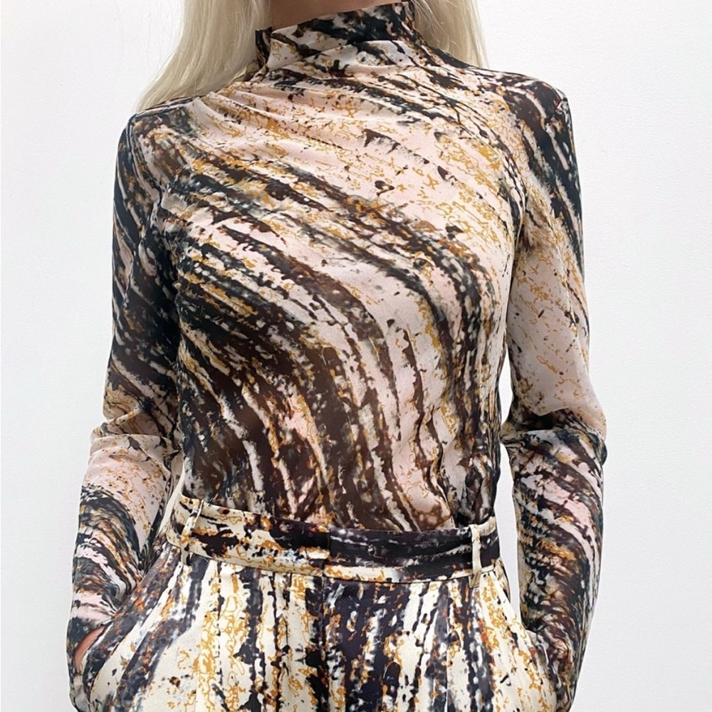 Zara. SET !!!Co-Ord 2 PC
Set Printed Draped Top & Printed
Wide Leg Pants.
